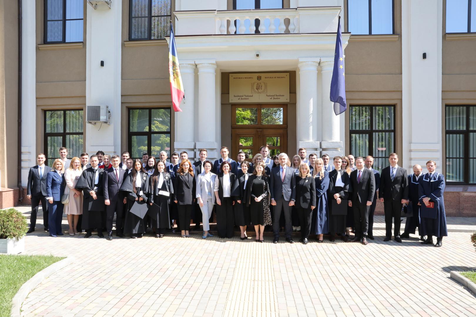 O nouă promoție de candidați la funcțiile de judecător și de procuror a absolvit Institutul Național al Justiției