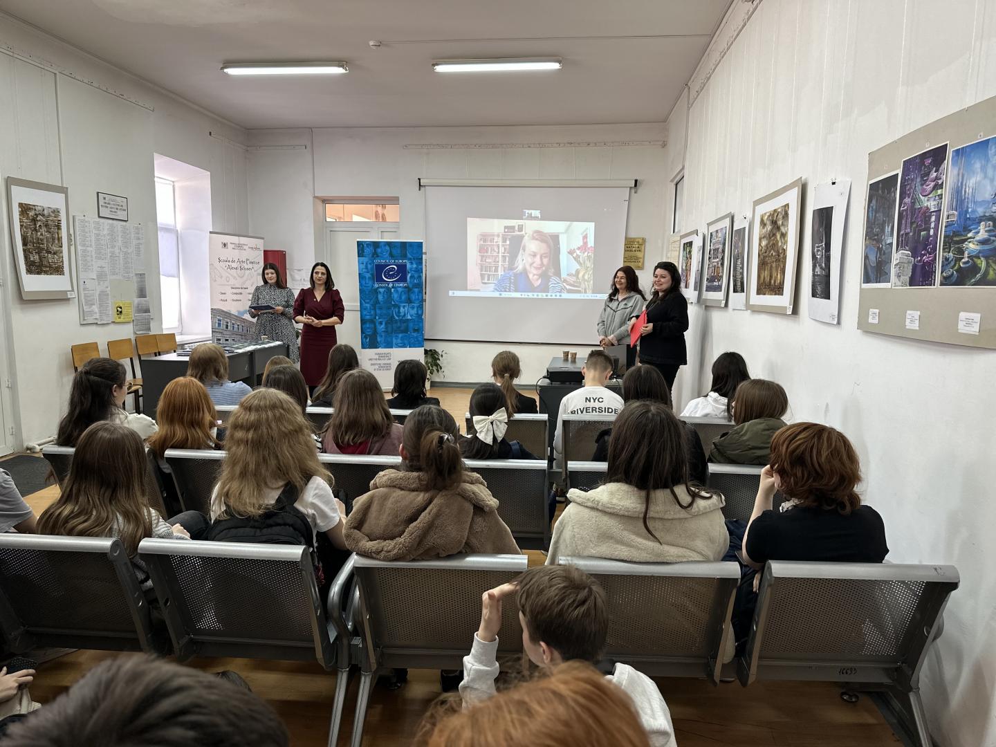 Când arta se întâlnește cu adevărul: Institutul Național al Justiției a organizat lecția publică despre dezinformare și migrație