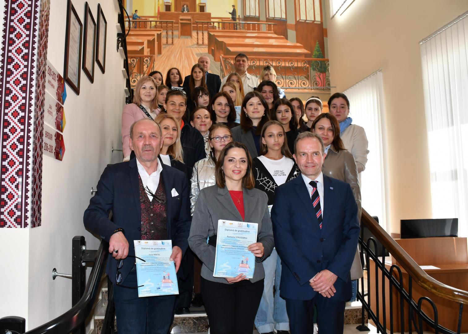Finaliștii concursului republican de arte plastice „Prin artă combatem dezinformarea #AdevărDespreMigrație #TânăraGenerațieȘtie”, premiați pentru creațiile lor